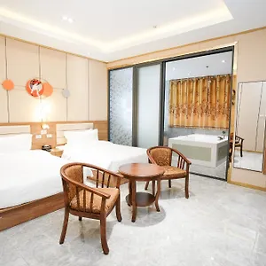 Me Hotel Manila